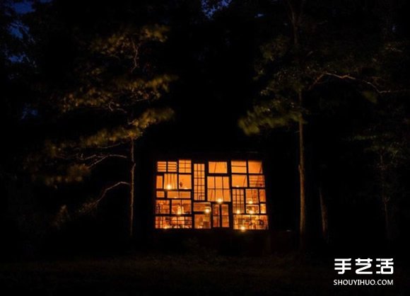 由形形色色的旧窗户拼接而成的梦幻湖边小屋