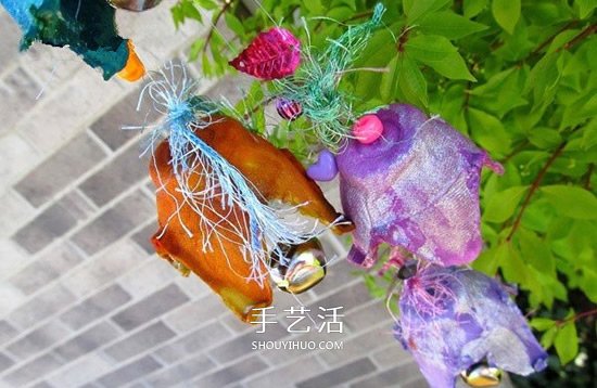 幼儿园简易风铃的做法 鸡蛋托废物利用做风铃