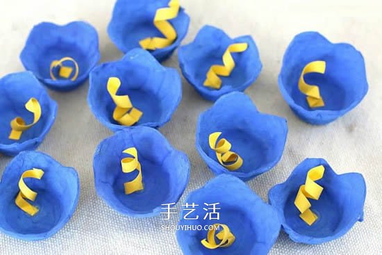 美丽的蓝色花朵 用鸡蛋托手工制作立体风信子