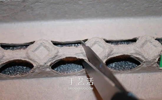 儿童用鸡蛋托手工制作立体草莓的方法