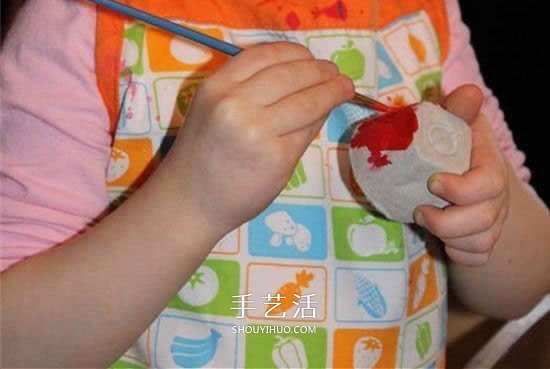 儿童用鸡蛋托手工制作立体草莓的方法
