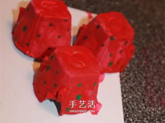 儿童用鸡蛋托手工制作立体草莓的方法