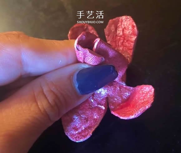 鸡蛋盒废物利用 手工制作玫瑰花胸花图解