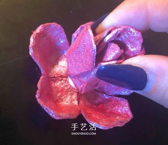 鸡蛋盒废物利用 手工制作玫瑰花胸花图解