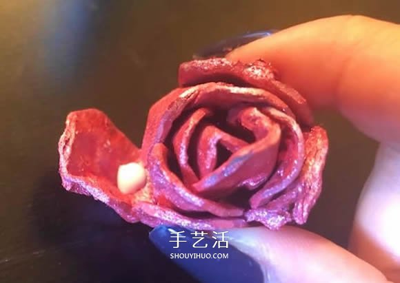 鸡蛋盒废物利用 手工制作玫瑰花胸花图解