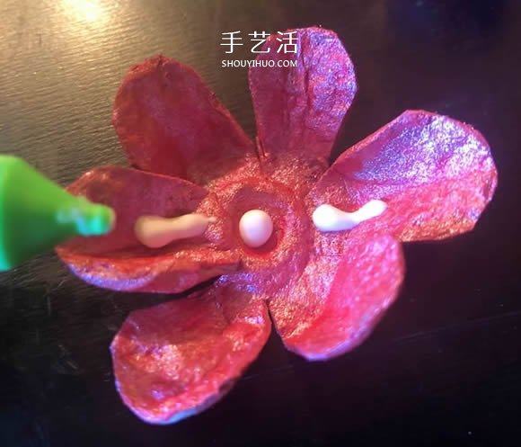 鸡蛋盒废物利用 手工制作玫瑰花胸花图解