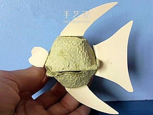 幼儿园鸡蛋托金鱼的简单手工制作教程