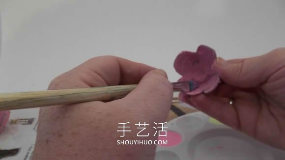 鸡蛋保护托废物利用 手工制作花朵的做法