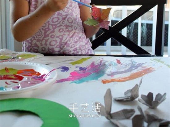 幼儿园手工制作鸡蛋托彩色花环的做法教程