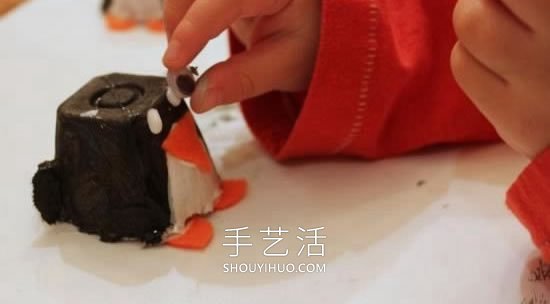 幼儿园手工制作鸡蛋托企鹅的做法教程