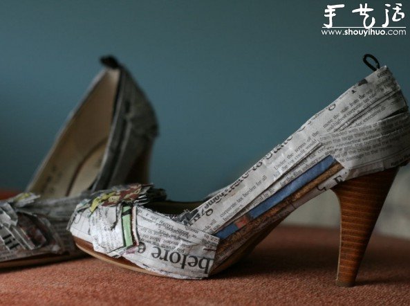 旧报纸DIY改造旧皮鞋
