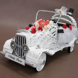 利用旧报纸和瓦楞纸编织制作漂亮婚车模型