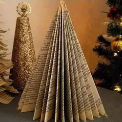 废旧书做圣诞树的方法 简单折叠一下就完成啦