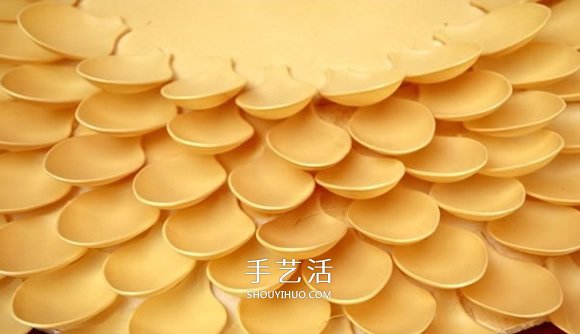 一次性勺子手工制作漂亮的野菊花挂钟图解