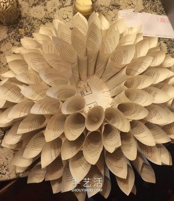 旧书废物利用手工制作花朵壁挂的做法教程