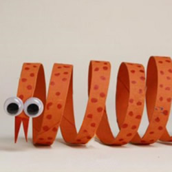 幼儿手工制作小蛇方法 卷纸筒废物利用做小蛇