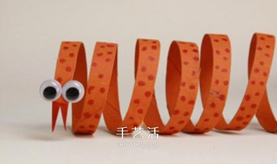 幼儿手工制作小蛇方法 卷纸筒废物利用做小蛇