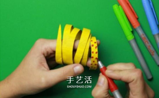 幼儿手工制作小蛇方法 卷纸筒废物利用做小蛇