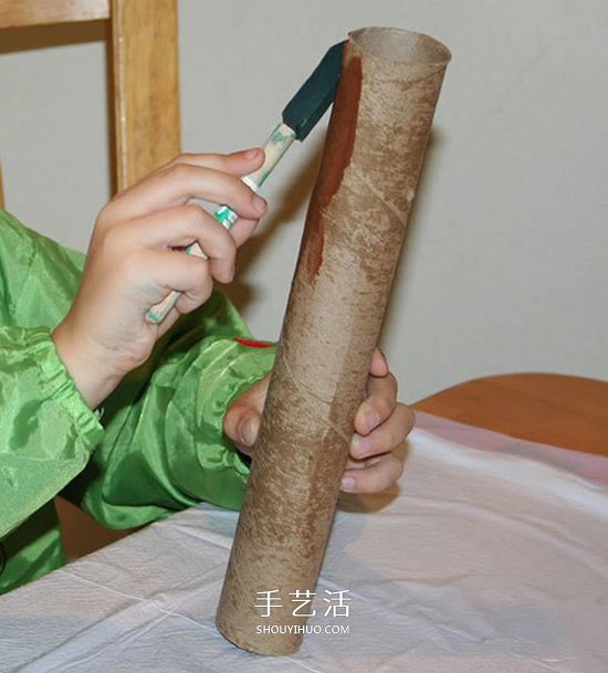 简单保鲜膜筒废物利用 幼儿手工做大树的教程