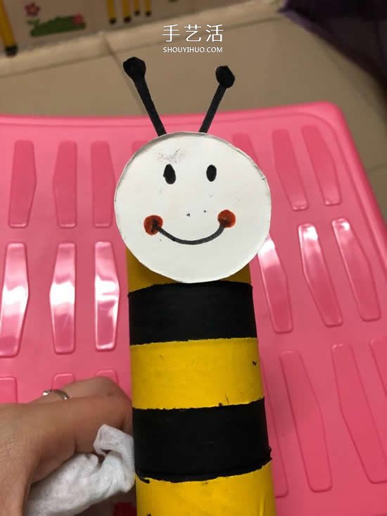 卫生纸筒和纸杯废物利用 做一只可爱小蜜蜂