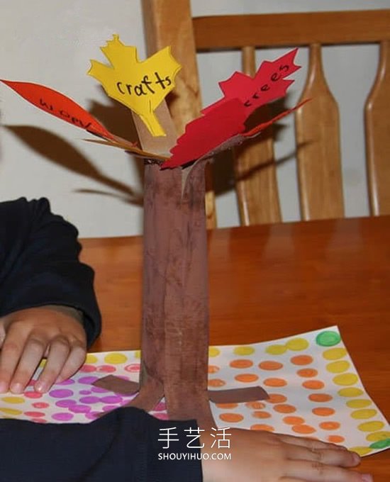 幼儿园用保鲜膜筒制作秋天大树的做法教程
