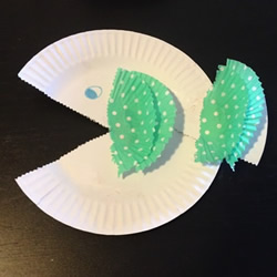 纸盘和蛋糕纸手工制作小鱼的做法