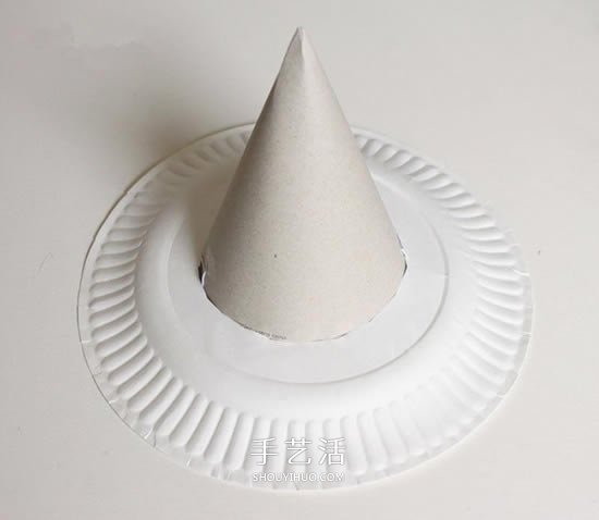 蛋糕盘废物利用 手工制作万圣节女巫帽的方法