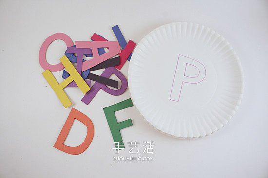 自制益智小玩具 让孩子玩字母匹配游戏！