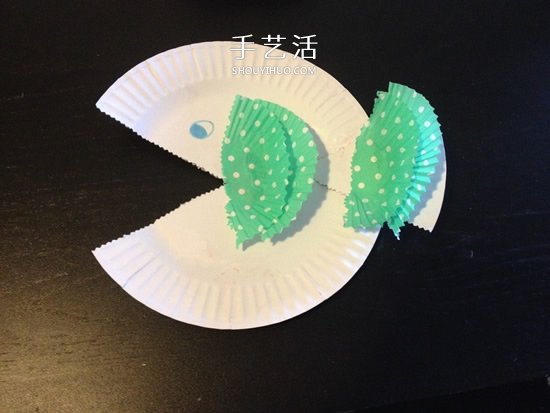 纸盘和蛋糕纸手工制作小鱼的做法