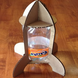 火箭模型玩具手工制作 用饮料瓶和瓦楞纸做
