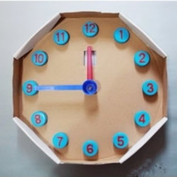 儿童玩具挂钟小制作 纸盒和塑料瓶盖DIY钟表