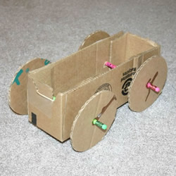 用纸板箱手工制作橡皮筋动力车的方法
