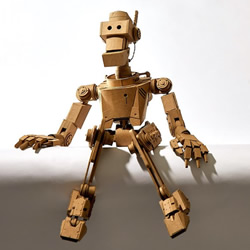 令人难以置信的手工纸板机器人，栩栩如生！