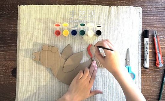 幼儿园硬纸板废物利用 手工做一只多彩的小鸟