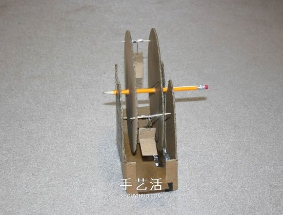 硬纸板手工制作摩天轮玩具的方法教程
