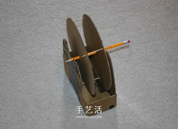 硬纸板手工制作摩天轮玩具的方法教程