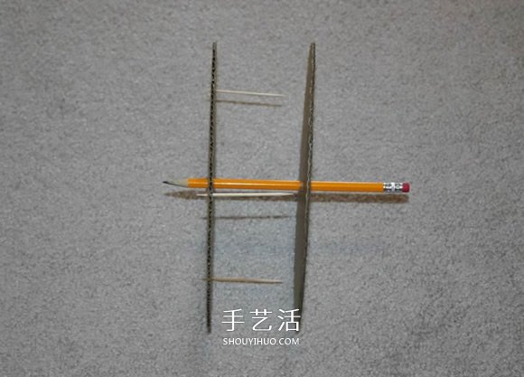 硬纸板手工制作摩天轮玩具的方法教程