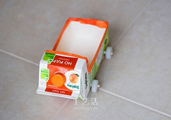 果汁盒废物利用 手工制作玩具小车的做法