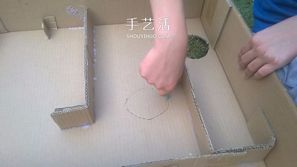 纸箱制作迷宫玩具的方法 能让两个人一起玩！