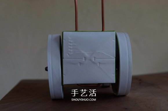 酸奶盒废物利用制作橡皮筋动力回力车的方法