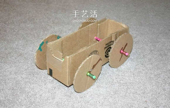 用纸板箱手工制作橡皮筋动力车的方法