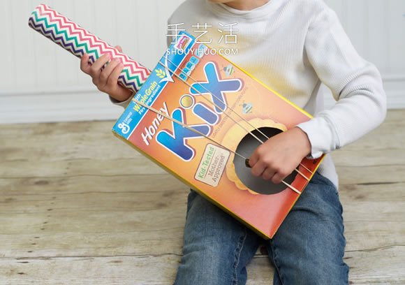 纸盒废物利用小制作 自制儿童吉他的方法教程