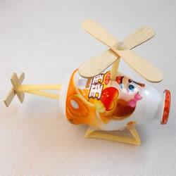幼儿园酸奶瓶废物利用 做一架直升飞机模型