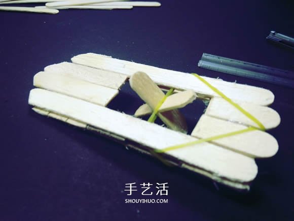 物理小制作：自制冰棍棒橡皮筋动力船的教程