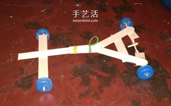 冰淇淋棒手工制作橡皮筋动力车的教程