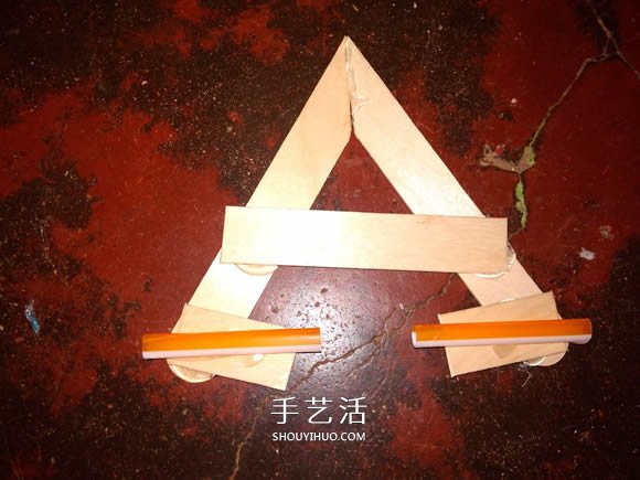冰淇淋棒手工制作橡皮筋动力车的教程