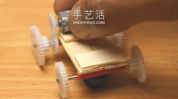 DIY迷你电动车玩具视频！通过齿轮进行传动