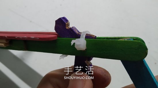 雪糕棍手工制作纸飞机橡皮筋弹射器的做法