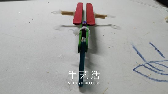 雪糕棍手工制作纸飞机橡皮筋弹射器的做法