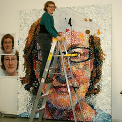 7000多个塑料瓶盖DIY逼真的肖像画